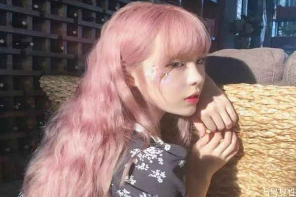 粉色头发适合黄皮吗，什么人适合染粉色头发