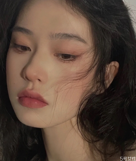 氛围感美女妆容，普通人如何变身氛围感美女