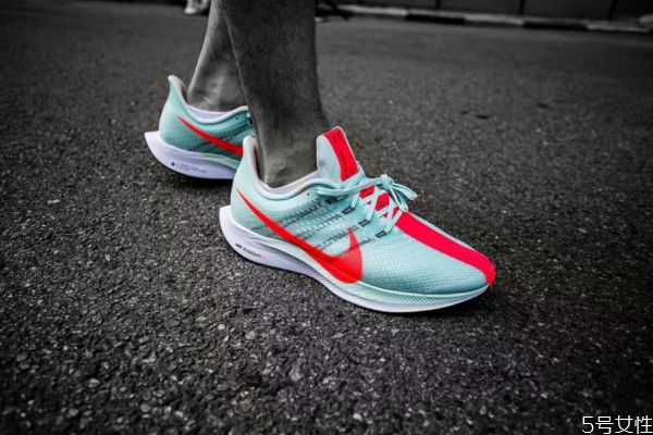 鞋底磨损到什么程度就不能穿了，鞋底磨损多久要更换新鞋