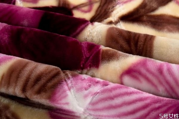 毛毯太大放不进洗衣机怎么办，毛毯日常护理