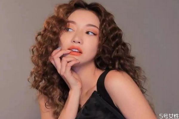 羊毛卷冷烫好还是热烫好，羊毛卷可以编辫子吗