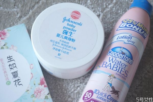 爽身粉有什么用处，腋下出汗可以用爽身粉吗