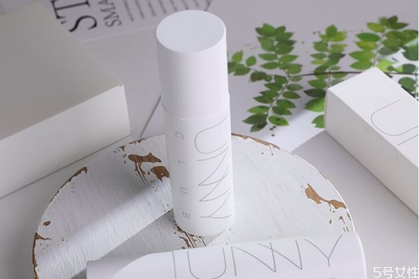 unny定妆喷雾好用吗，unny定妆喷雾成分