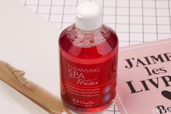 卸妆水是从上往下擦吗，卸妆水可以直接用纸巾吗