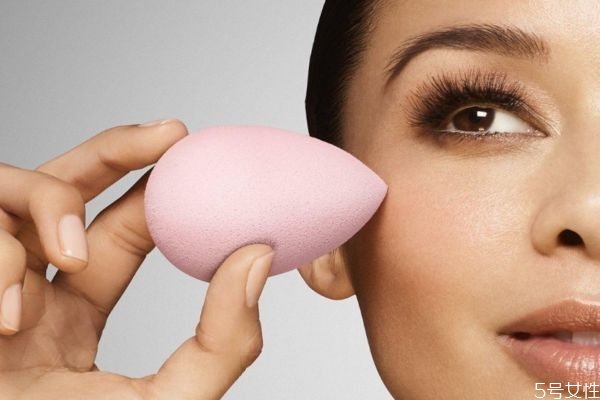 美妆蛋可以涂水乳吗，美妆蛋可以给别人用吗