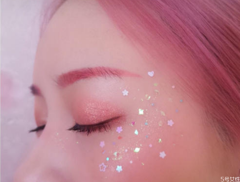 亮片眼影不粘了怎么办，儿童化妆亮片用什么粘