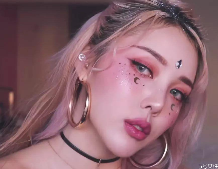 眼影亮片怎么粘上去，眼影亮片怎么贴好看