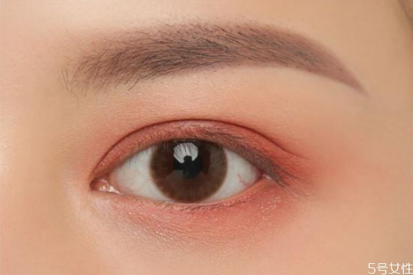 没眼影刷怎么画眼影，用手指怎么涂眼影