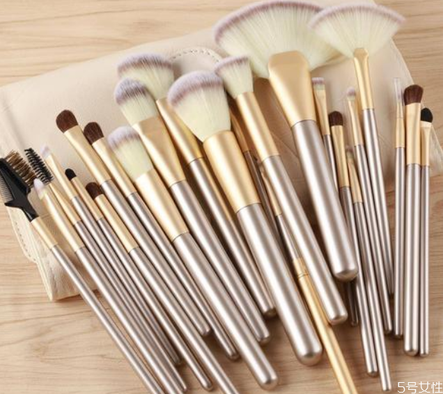 花漾化妆刷和受受狼哪个好用，新手入门化妆刷