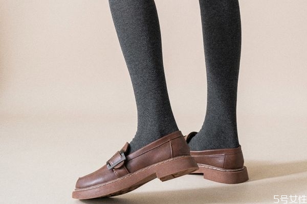 长筒袜配什么鞋好看，长筒袜怎么搭配