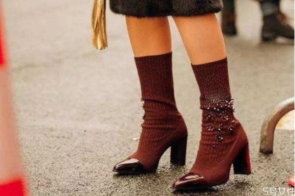 冬天袜子怎么外穿，冬天袜子外穿搭配
