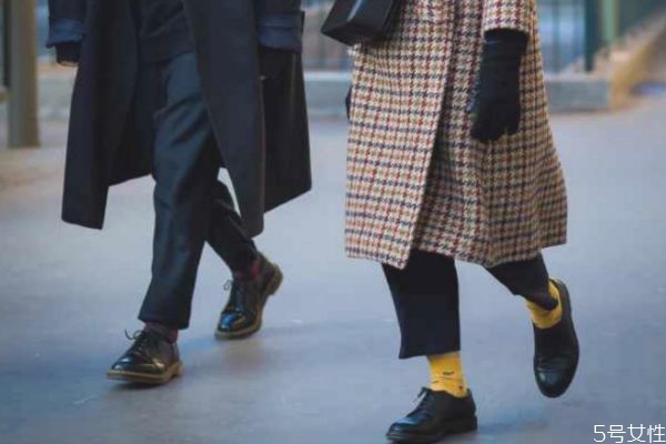 冬天穿什么袜子好看，冬天穿九分裤穿什么袜子