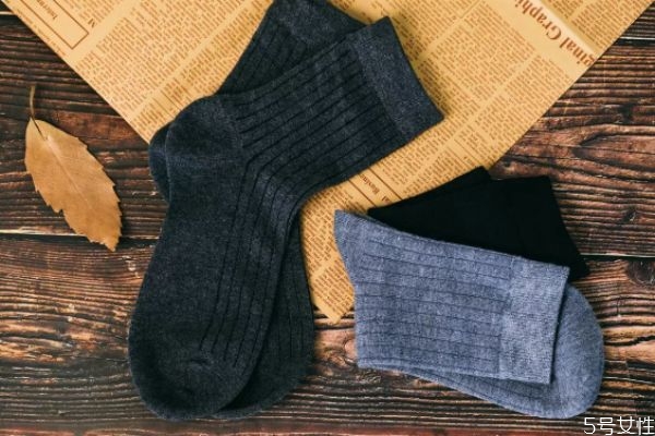 冬天脚冷穿什么袜子，冬天超保暖的袜子