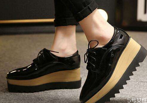 松糕鞋是什么样子的，松糕鞋和厚底鞋的区别