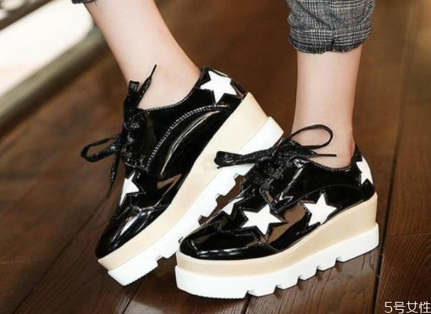 松糕鞋适合什么样的人穿，松糕鞋怎么搭配衣服