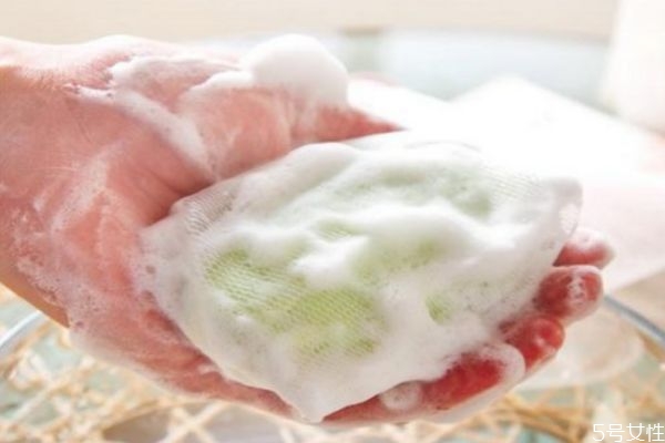 洗面奶洗脸后刺痛发红怎么回事，用洗面奶脸上灼烧感