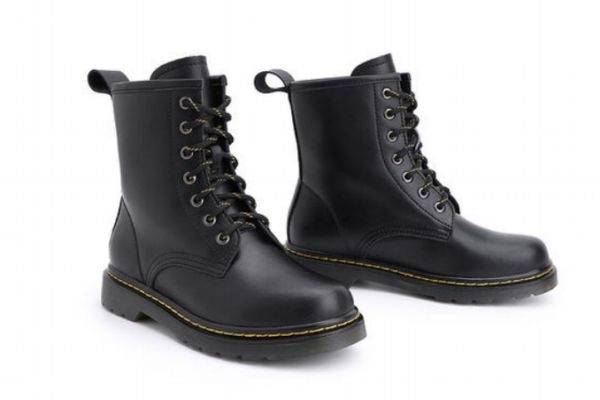 马丁靴里面掉色正常吗，马丁靴里面掉色还能穿吗