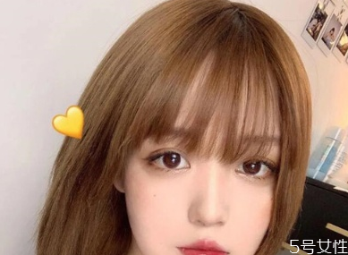 刘海出油可以打散粉吗，散粉涂头发会脱发吗