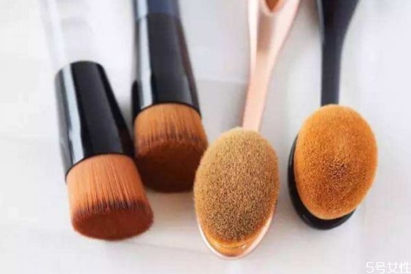 粉底刷真的比美妆蛋好用吗，天天用粉底刷会伤皮肤吗