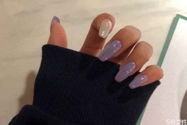 用延长胶要先上底胶吗，做完延长甲上色要涂底胶吗