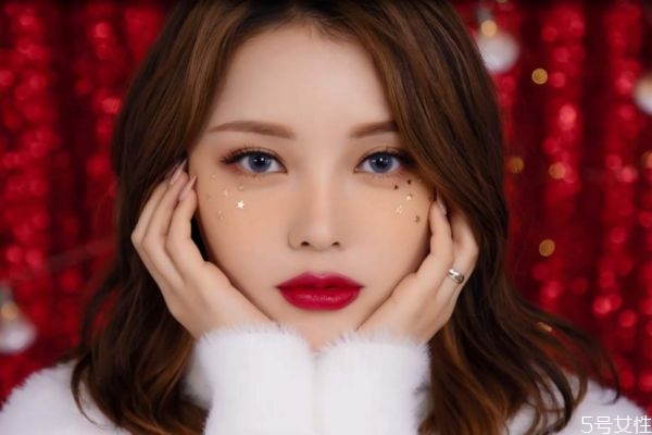 圣诞节画什么妆，圣诞节简单妆容画法