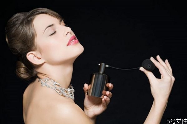 香水变浑浊还能用吗，保存香水的注意事项