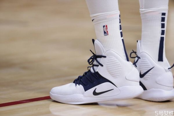 高帮鞋怎么搭配好看，高帮鞋配什么裤子好看