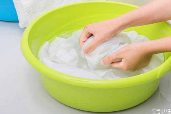 洗衣机洗完衣服有白色颗粒的原因，洗衣机洗完有白色痕迹