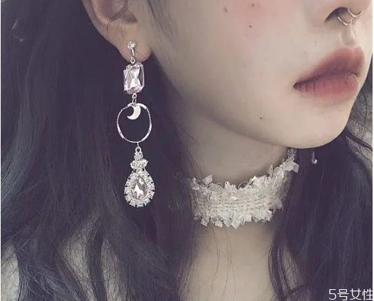 女生为啥要戴个脖圈，女生戴颈带的意义