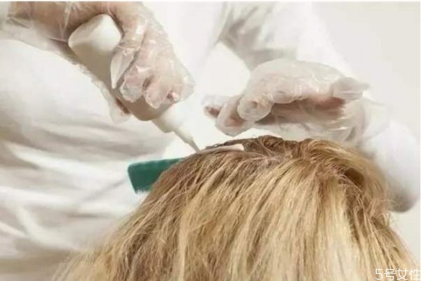 染发剂为什么要两种配，染发剂两只怎么配调