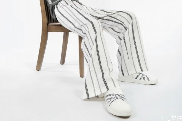 小白鞋跟平底鞋有什么不一样，小白鞋和老爹鞋哪个好搭配