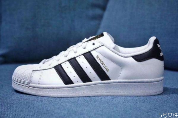 贝壳头鞋配什么裤子好看，贝壳头鞋底硬吗