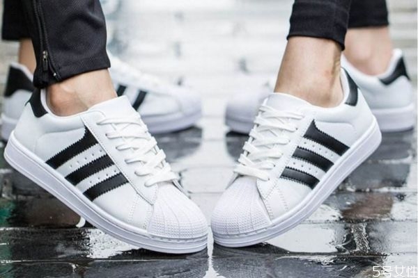 贝壳头发黄应怎么去除，贝壳头鞋子的清洗方法