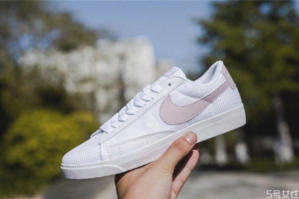 板鞋搭裙子好看吗，板鞋搭配什么衣服好看