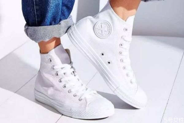 帆布鞋鞋带孔是金属吗，帆布鞋上的两个孔是干嘛的