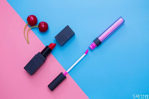 唇釉不开封可以存放多久，唇釉开封一年后还能用吗