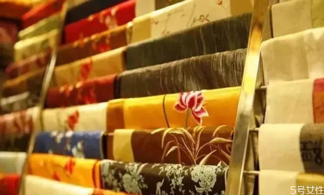 传统旗袍和改良旗袍哪个好，传统旗袍和改良旗袍的区别