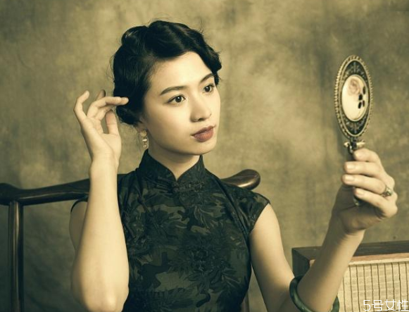 怎么穿旗袍日常，如何将旗袍穿出时尚感