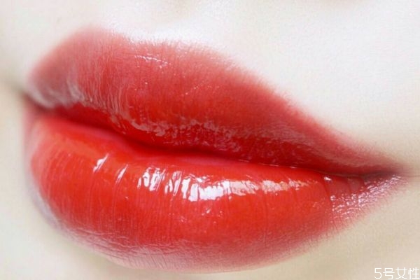唇纹深适合哑光口红吗，唇纹深适合什么样的口红