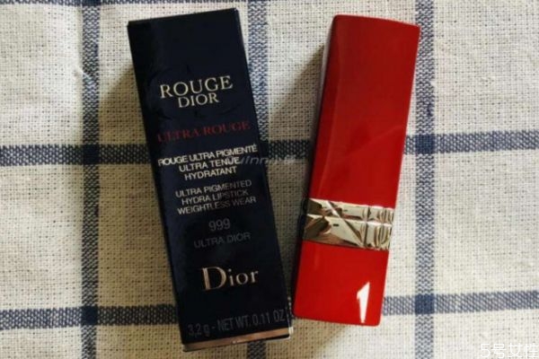 迪奥黑管红管哪个好，迪奥红管和黑管的区别