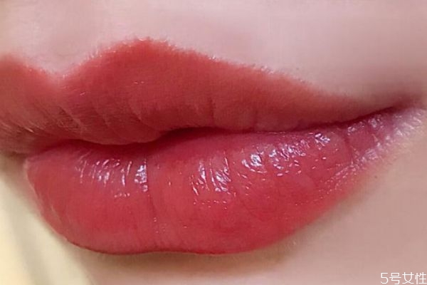 如何判断口红是不是过期了，口红过期表现