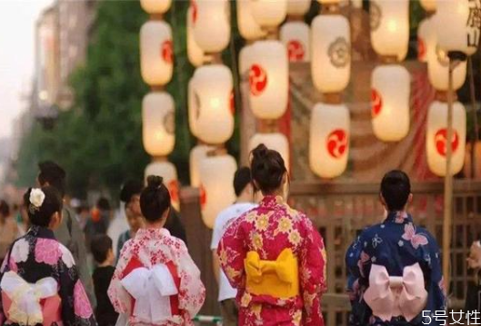 日本女生走路为什么内八，日本内八的原因是什么