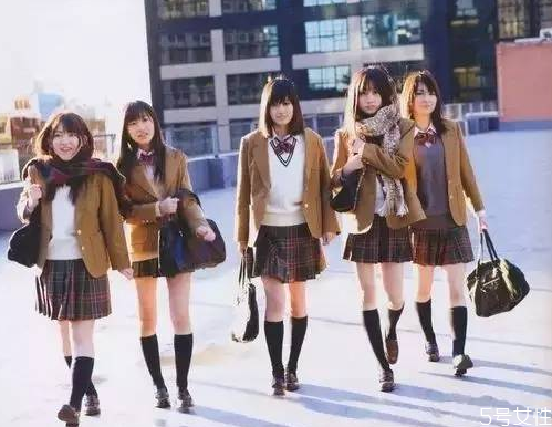 日本人为啥都是罗圈腿，日本人的腿为什么是弯的