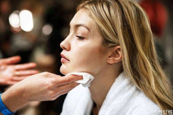 如何卸除眼唇妆容，怎样卸妆干净