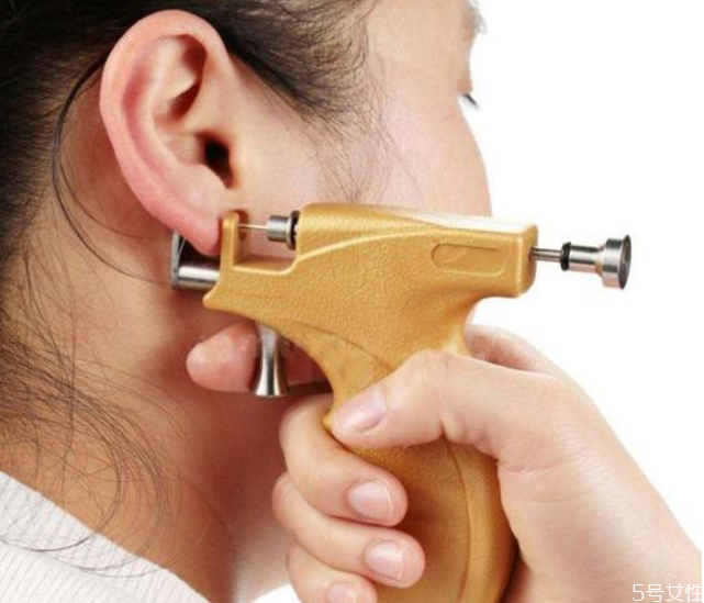耳洞有臭味是怎么回事，枪打耳洞注意事项