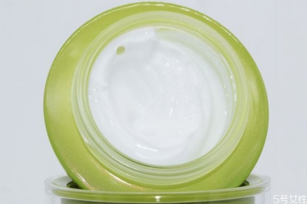 可以直接擦面霜不擦乳液吗，精华用完要不要马上用面霜