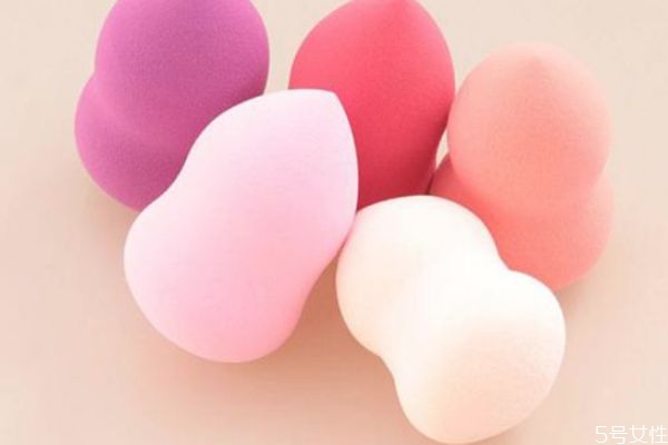美妆蛋吃粉是什么样子，怎么判断美妆蛋吃不吃粉