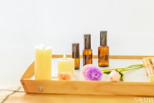 脸上长痘痘可以用荷荷巴油吗，荷荷巴油怎么洗掉