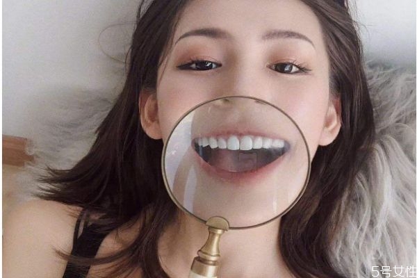怎么刷牙让牙齿变白，牙齿变白的小妙招