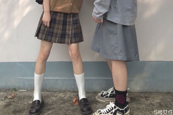 冬天百褶裙配什么外套，矮个子怎么穿搭百褶裙